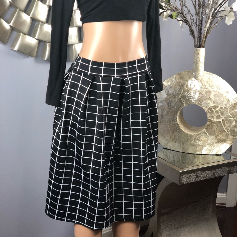 Teacher’s Pet 🤓 Black & White Skirt w/ Pockets - Picture 1 of 5